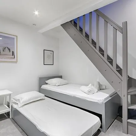 Charming Heart Of 17th Apartment